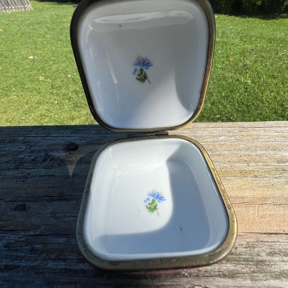 Vintage porcelain trinket box., - Picture 8 of 12